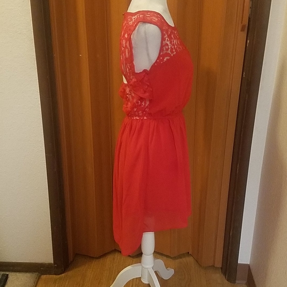 RED LACE DRESS - Picture 6 of 7